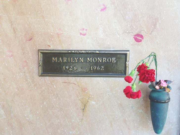 where is Marilyn Monroe buried?